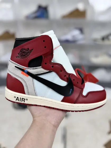 ▪️GK纯原 OFF-WHITE x Jordan Air Jordan 1 Retro High The Ten Chicago 芝加哥 圆头系带 高帮 复古篮球鞋 男女同款 红白黑 ▪️ (35.5 36 36.5 37.5 38 38.5 39 40 40.5 41 42 42.5 43 44 44.5 45 46 47.5) ▪️货号:AA3834-101 ▪️Air Jordan 1复古篮球鞋是耐克为篮球巨星迈克尔·乔丹打造的经典鞋款,自1985年问世以来,凭借独特的设计、卓越的性能和深厚的文化底蕴,成为篮球鞋领域的传奇之作.Air Jordan 1的设计灵感源于乔丹在北卡罗来纳大学时期的球鞋风格,融合了篮球运动的实用需求与时尚元素.1984年,耐克与乔丹签约,为其量身定制首款签名鞋,旨在通过独特的设计吸引目光,同时满足乔丹在赛场上的高性能需求.多采用优质全粒面皮革或麂皮材质,质感细腻,耐磨性强,同时赋予鞋款复古质感与高级触感,部分款式还通过做旧、磨砂等工艺强化复古氛围.鞋侧的Swoosh标志、后跟的Wings飞翼标志、鞋舌的Jumpman标志等经典元素,成为Air Jordan 1的标志性符号,既传承了品牌基因,又增添了时尚感.搭载Nike Air气垫技术(部分款式为内嵌式Air缓震),提供良好的缓震性能,有效吸收冲击力,减轻脚部压力,适合长时间运动.Air Jordan 1不仅是篮球鞋,更成为流行文化符号.它见证了乔丹从新秀到传奇的崛起历程,与乔丹的“飞人”形象紧密相连,代表着力量、速度与突破.